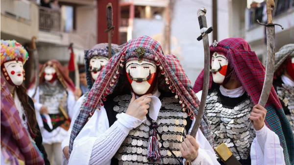 Η παράδοση της αποκριάτικης φορεσιάς σε περιμένει στην Πλάκα