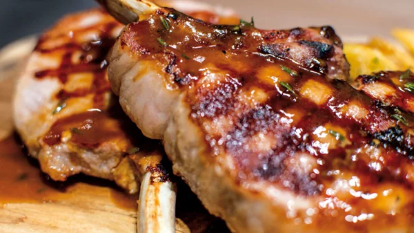 16 δυνατά κρεατοφαγικά στέκια για την Τσικνοπέμπτη και την Αποκριά 