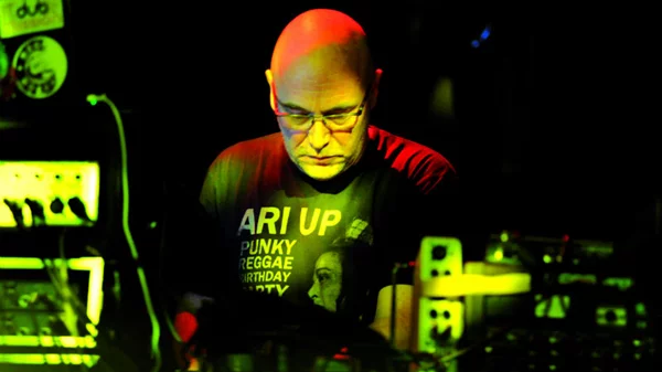 Ο Adrian Sherwood είναι ο πιο καινοτόμος παραγωγός που δεν γνωρίζεις