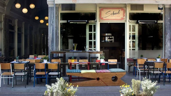 Στα θρανία της πλατείας Αγίας Ειρήνης κάθονται πίτσα και pasta  