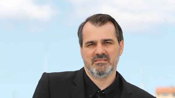 Ο Κορνέλ Μουντρούτσο εξηγεί πώς να γυρίσετε μια ταινία με πρωταγωνιστή έναν υπερήρωα πρόφυγα