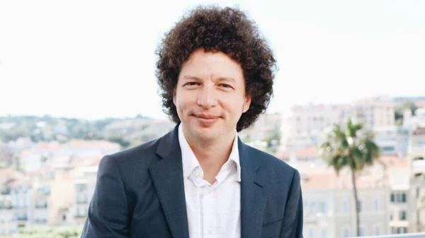 Ο Μισέλ Φράνκο μας συστήνει την «Κόρη της Απρίλ»