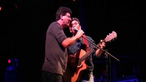 Ο Σωκράτης τραγουδάει Θανάση