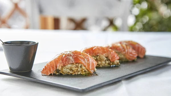 Ωμό: οι διαφορετικές όψεις μιας τάσης που (δεν) ψήνεται