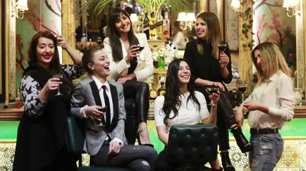 Κοκτέιλ με γυναικείο άρωμα στην μπάρα του «Noel»