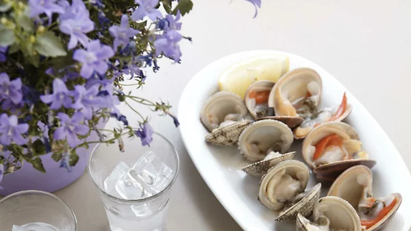 4 spots για τσίπουρο και μεζέ