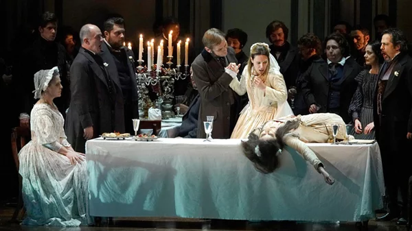 Απολαύσεις και προβληματισμοί για τη «Λουτσία ντι Λαμμερμούρ» στη Λυρική 