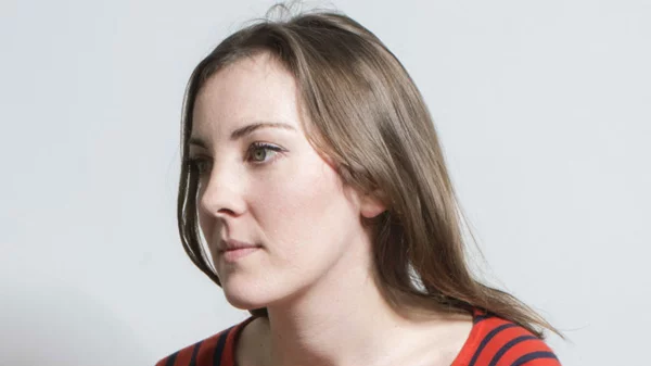 Η Λεονόρ Σεράιγ στέλνει γράμμα αγάπης (και μίσους) στο Παρίσι