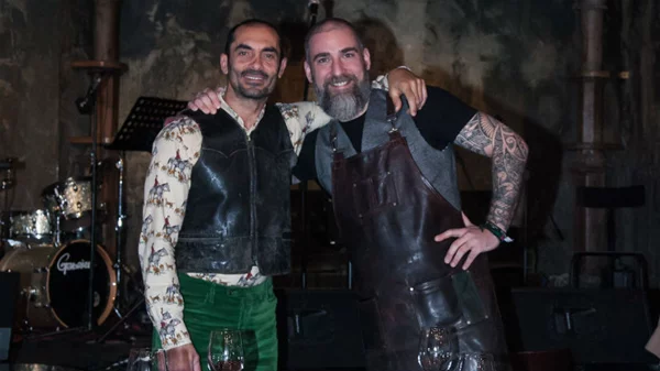 Cardhu Supper Club | Ο Αλέκος Συσσοβίτης είναι ο οικοδεσπότης της πιο φιλόξενης και παρεΐστικης θεατρικής πρόσκλησης 