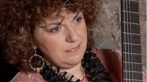 Μια κιθάρα για τους πρόσφυγες και τους μετανάστες του κόσμου