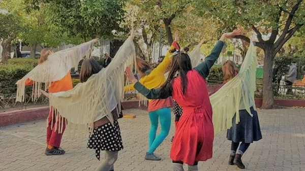 Τι κάνει η «Πολυξένη» στο καφενείο Ραμόν;