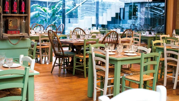 Μεζέ και... Kολωνάκι