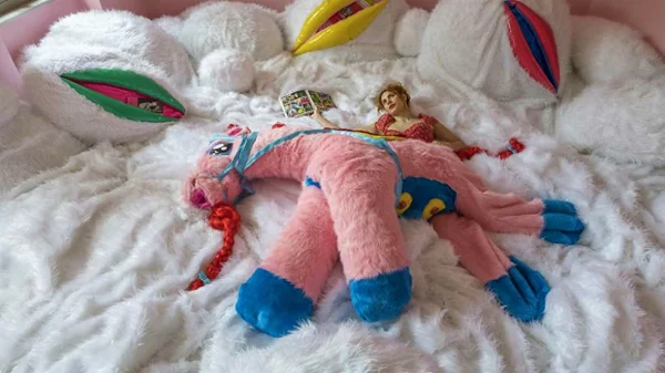 Εγκαίνια Εβδομάδας | Τι κάνει ένα τεράστιο λούτρινο ανάμεσα σε 2.500 βιβλία; (23-29/4)