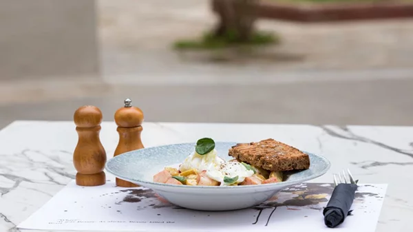 Μα είναι ωραία στον πεζόδρομο: brunch στην Παραμυθιάς & lunch στην Τσακάλωφ