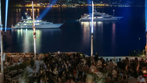 Το «Ιsland» ανοίγει τις πόρτες του