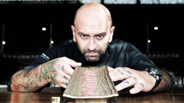 Ο Δημήτρης Κατριβέσης πιάνει δωμάτιο στη "La Meat Maison"