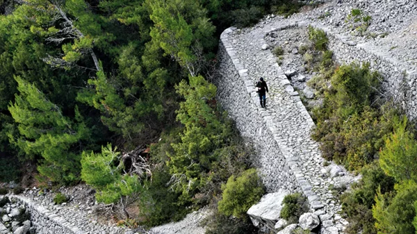 Περπατήσαμε στο Μπίλιοβο, το ομορφότερο λιθόκτιστο μονοπάτι της Πελοποννήσου