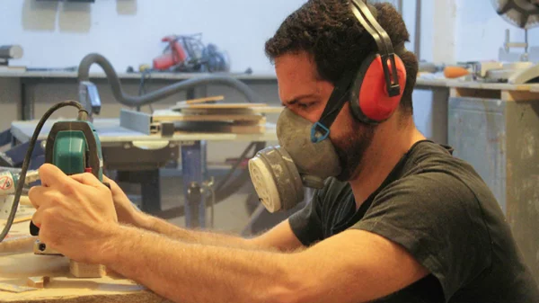 Αύγουστε Βεϊνόγλου, τί είναι αυτό που σε εμπνέει στην υπόγεια Αθήνα;