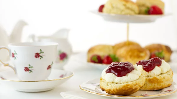 Τσάι, scones και… βασιλικός γάμος επί της οθόνης