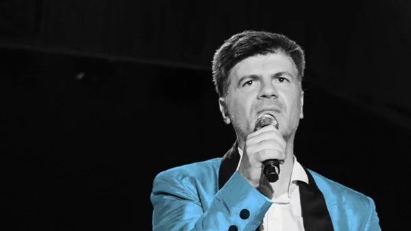 Ο Φοίβος Δεληβοριάς ανεβαίνει ξανά στην Ταράτσα του | το πρόγραμμα