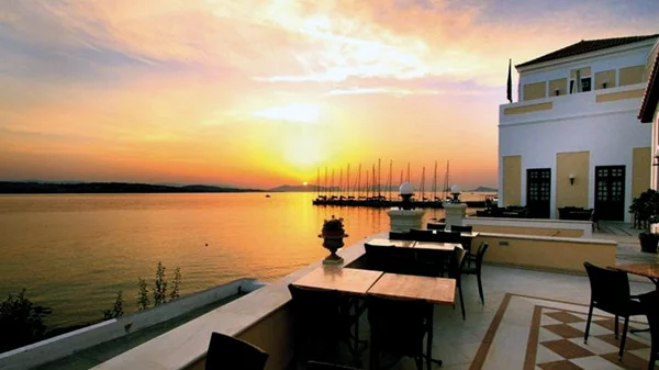 Το wine restaurant «Vinoterra» μας δίνει ραντεβού στις Σπέτσες 