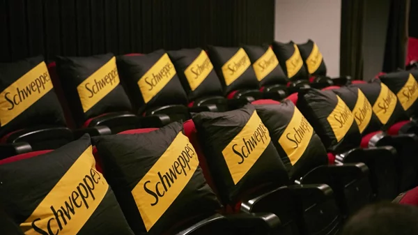 Ένα κατάμεστο θέατρο από μέλη του THE PASS by Schweppes απόλαυσε τον αριστουργηματικό «Άμλετ»