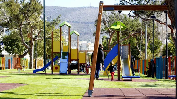 Δώδεκα παιδικές χαρές παραδίδει ο Δήμος Αθηνών στην πόλη