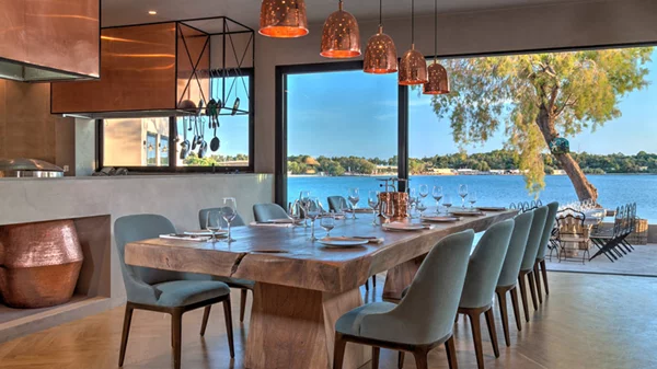 Ελληνική κουζίνα στο ομορφότερο καλοκαιρινό σκηνικό