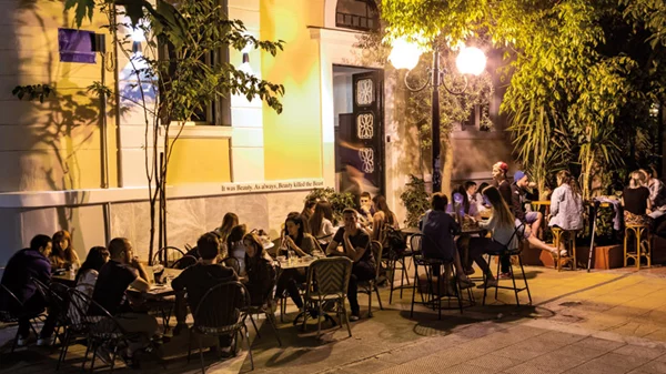 Beauty Killed the Beast σε έναν πεζόδρομο σαν παραμύθι