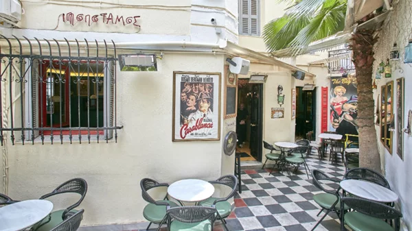 Στη Δελφών βρίσκεται ένα από τα λίγα ιστορικά ποτάδικα στην Αθήνα που συνδυάζουν feelgood με ιστορία  