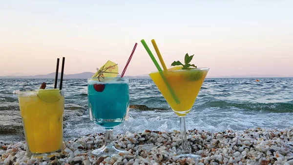 «Zoύμπερης Café Στέλιος»: Day & night on the beach