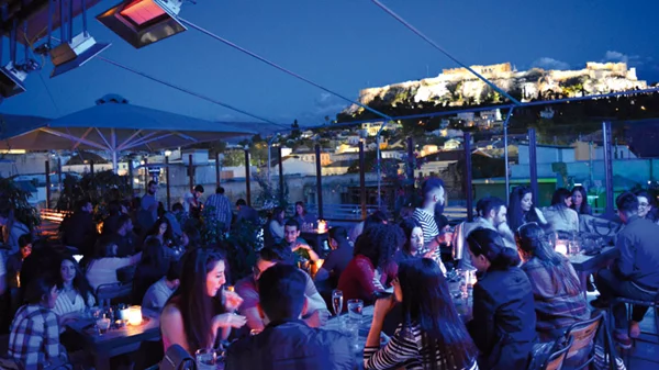 Ραντεβού με την Ακρόπολη στην πιο ξέγνοιαστη ταράτσα του κέντρου 