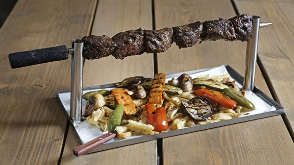 «Mezze Γλυφάδα»: Νοσταλγία... with a twist