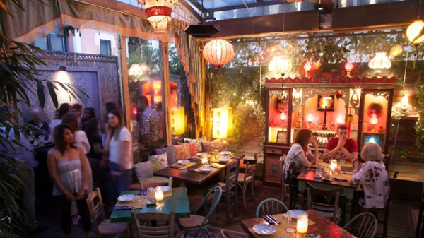 H αιώνια λιακάδα ενός bistrot exotique 