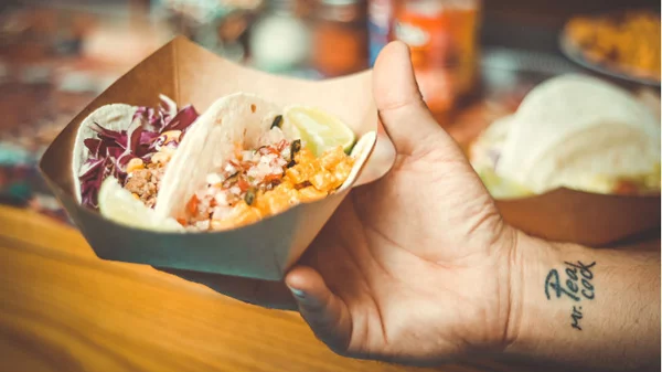 Στην αυλή του «Mr Peacock» γίνεται μεγάλη fiesta