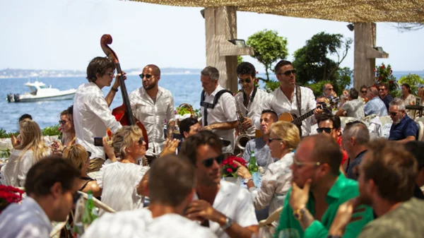 Dolce vita και αλεγρία! Πήγαμε στα πιο καυτά στέκια της Κυανής Ακτής