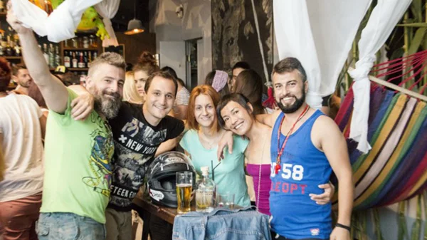 Έτοιμοι για ένα spoiled beach party στην παραλία της... Δάφνης;