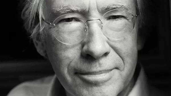 Κολυμπώντας στα βαθιά με τον Ίαν ΜακΓιούαν