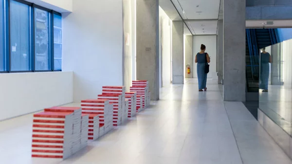 Με το «Unpacking My Library» το ΕΜΣΤ δε συστήνει μόνο την βιβλιοθήκη του αλλά και ένα εκθεσιακό παράδειγμα