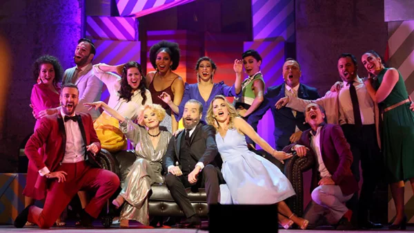 Απολαυστικό «Company» από μια -εγκαταλελειμμένη θεσμικά- παρέα (Καμεράτα) 