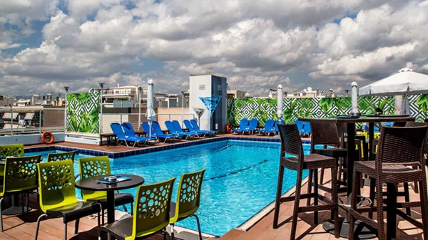 Για το νέο roof-top πάρτυ της Αθήνας το dresscode είναι μαγιό 