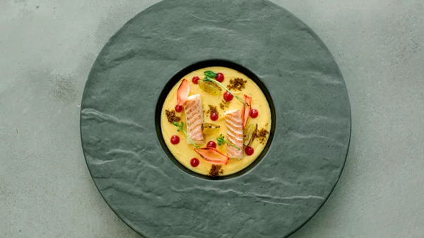 Γενέθλια για το «Aressana» με σαντορινιά κουζίνα σε δύο όψεις