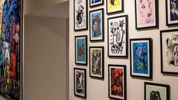 Η νεοϋορκέζικη ποπ σκηνή των 80s βρίσκει στέγη σε ενα ιστορικό μέγαρο του Κολωνακίου 