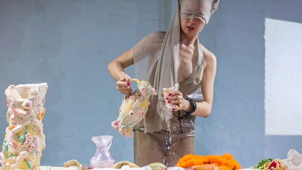 Ο Νικόλας Βαμβουκλής μας μιλά για το «Πώς να πέσετε με χάρη», ένα... εικαστικό πάρτι που στήνεται στη Λέσβο 