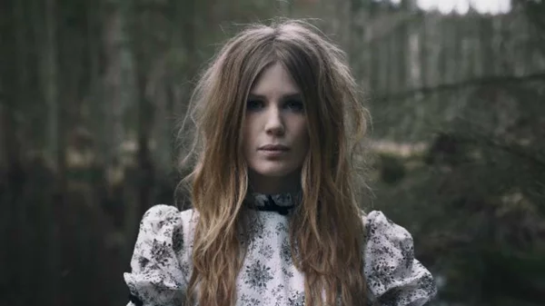 Υποδεχθείτε τη (τους) Myrkur