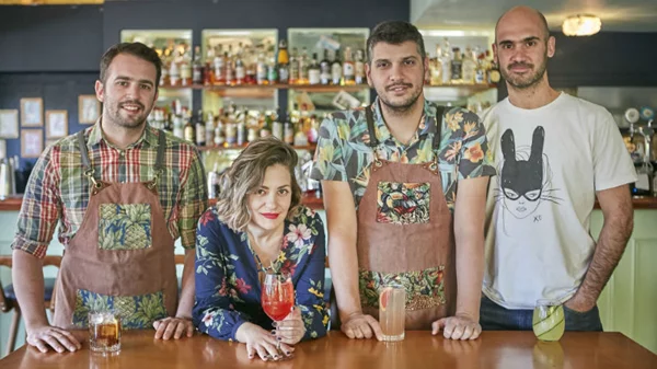 Τα tiki cocktails κάνουν το καλοκαίρι πιο διασκεδαστικό