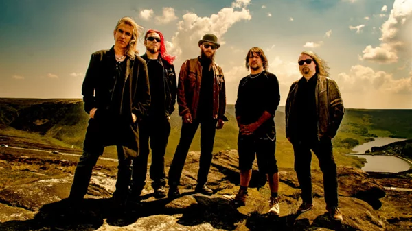 Οι New Model Army καταφθάνουν με την διαχρονική τους ροκ δύναμη