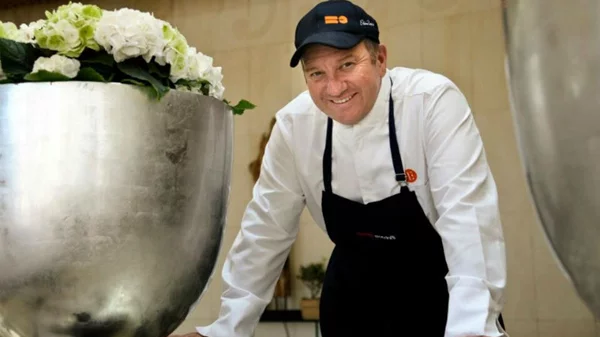 Ο Έκτορας Μποτρίνι για δυο βραδιές με καλό σκοπό στο «Ekies»