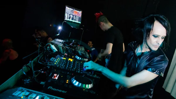 Έναρξη για τα επικά DJ sets της νέας σεζόν ο George Fakinos