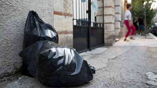 Prosaic Origins: Ο Ανδρέας Λόλης ρυπαίνει τη Βρετανική Σχολή – και το κάνει τόσο όμορφα